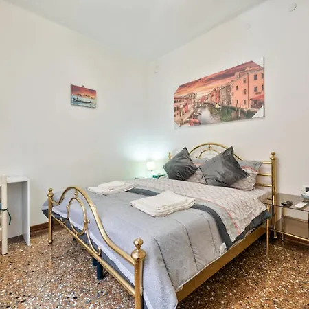 Гостевой дом Living Venice Местре
